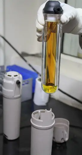 ¿Cómo se pueden minimizar los errores de contaminación cruzada en el análisis espectroscópico de la absorción atómica? 2 12