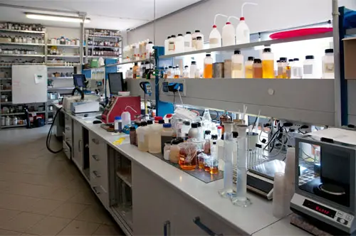 Consideraciones importantes para ampliar las operaciones de su laboratorio Laboratorio-de-pruebas-químicas-que-necesita-espacio-e-instalaciones-adicionales