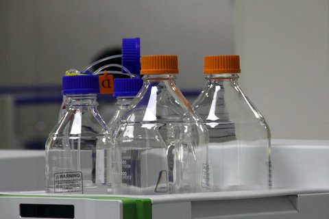 Consideraciones para mezclar solventes de fase móvil de HPLC fuera de línea Disolventes en la fase móvil