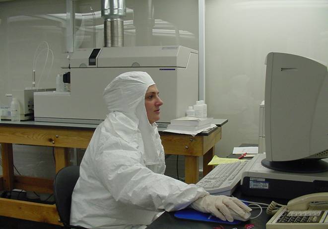 Fuentes potenciales de contaminación y su control en salas de determinación de nivel Ultra-Trace Ropa de protección en un entorno de sala limpia