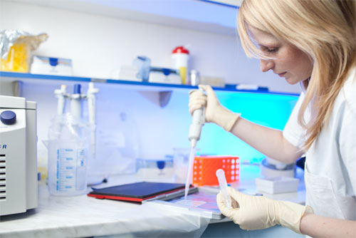 Exámenes Clínicos y Médicos por Técnicas Fluorimétricas Médico-investigador-iniciando-una-fluorescencia-derivatización-reacción