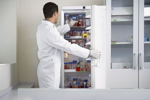 Refrigerador de muestras en un laboratorio