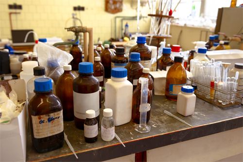 ¿Cómo prevenir la rotura de la cristalería de laboratorio? 2 Banco de trabajo muy desordenado y desordenado - Alta probabilidad de rotura de cristalería